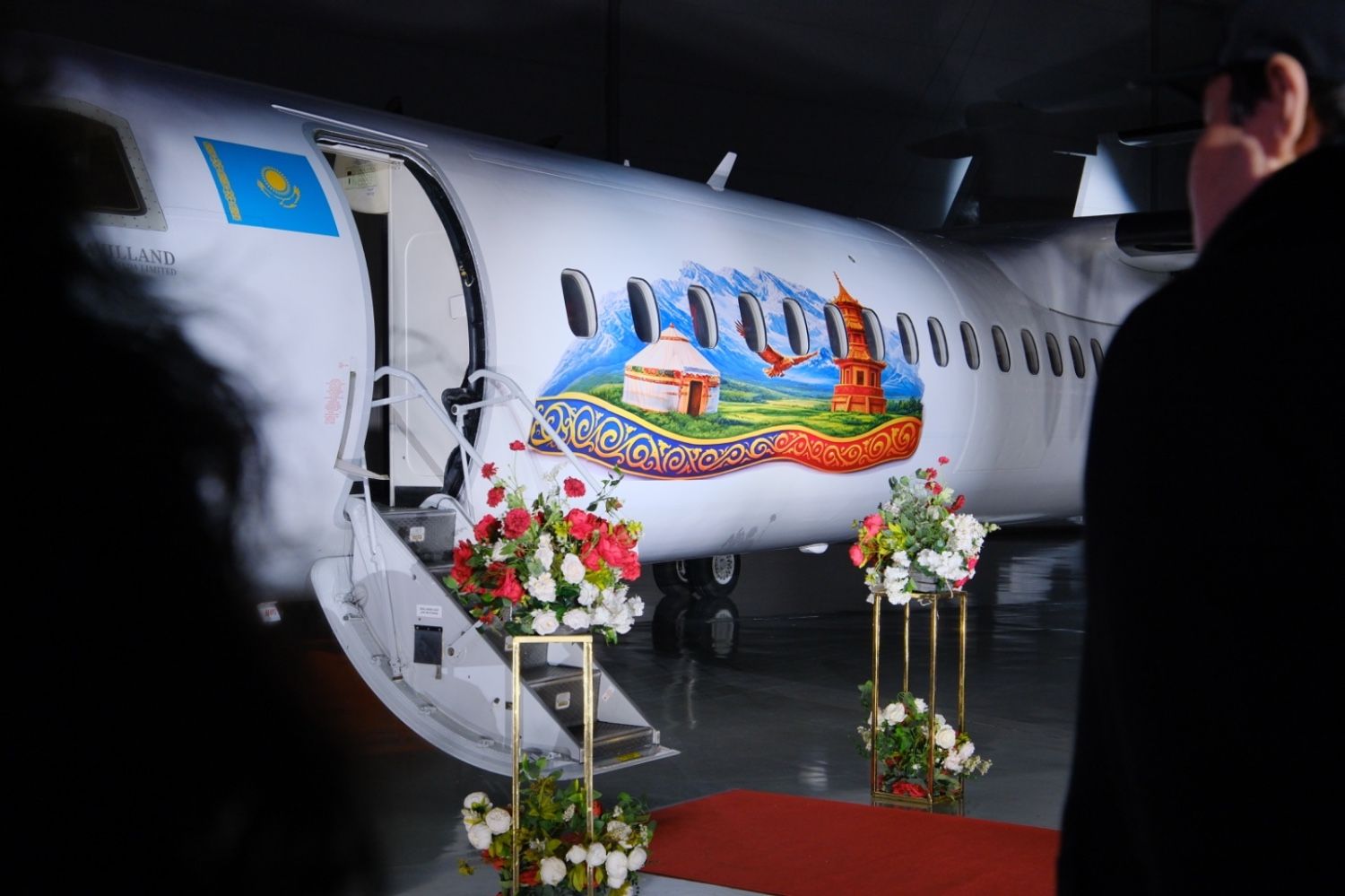 Юрта, пагода и горы на фюзеляже: в аэропорту Астаны появился необычный самолёт
